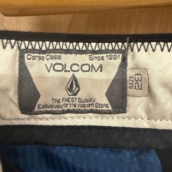 Volcom Men's black Flat Front Shorts size 29 - Picture 3 of 4